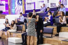 Что азербайджанская молодежь знает о творчестве Анара (ФОТО)