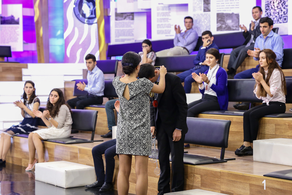 Что азербайджанская молодежь знает о творчестве Анара (ФОТО)