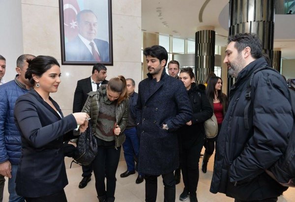 В Баку приехала турецкая звезда Бурак Озчивит (ФОТО)