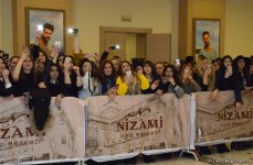 Бурак Озчивит и флаг Азербайджана (ФОТО)