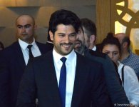 Бурак Озчивит и флаг Азербайджана (ФОТО)