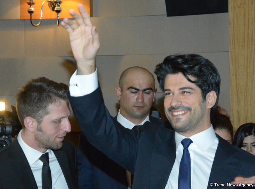 Бурак Озчивит и флаг Азербайджана (ФОТО)