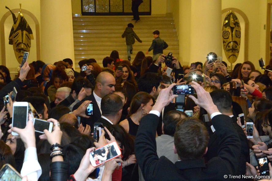 Бурак Озчивит и флаг Азербайджана (ФОТО)