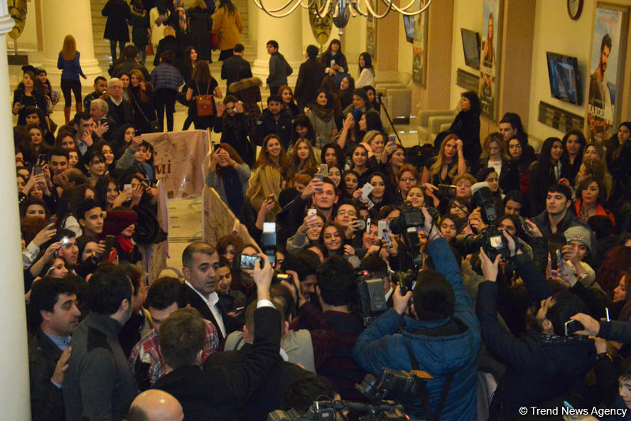 Бурак Озчивит и флаг Азербайджана (ФОТО)