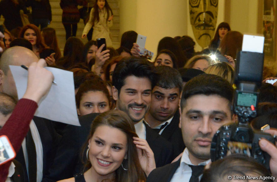 Бурак Озчивит и флаг Азербайджана (ФОТО)