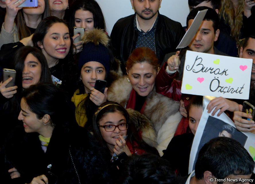 Бурак Озчивит и флаг Азербайджана (ФОТО)