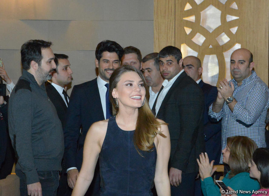 Бурак Озчивит и флаг Азербайджана (ФОТО)