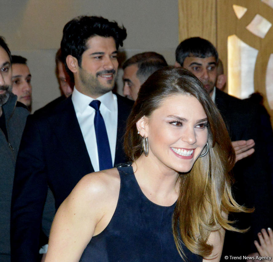 Бурак Озчивит и флаг Азербайджана (ФОТО)