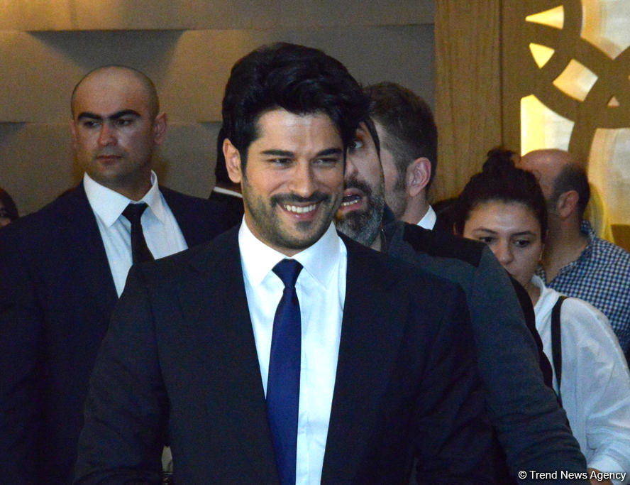 Бурак Озчивит и флаг Азербайджана (ФОТО)