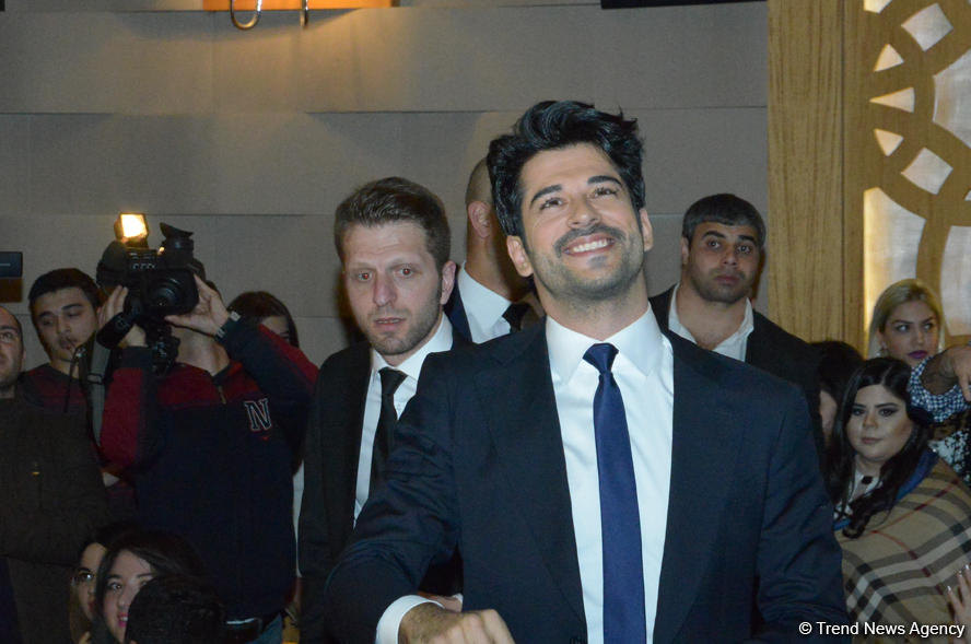 Бурак Озчивит и флаг Азербайджана (ФОТО)