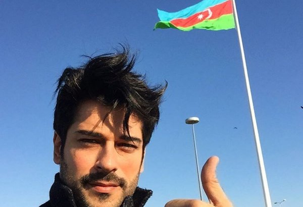 Бурак Озчивит и флаг Азербайджана (ФОТО)