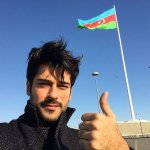 Бурак Озчивит и флаг Азербайджана (ФОТО)