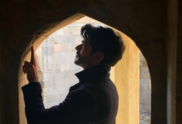 Прогулка Бурака Озчивита по Баку (ФОТО)