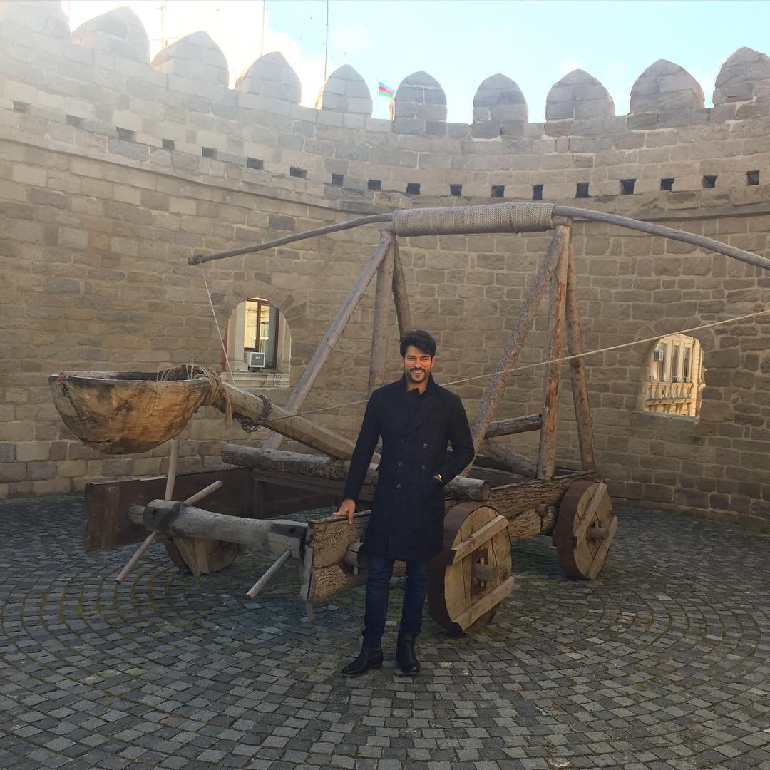 Прогулка Бурака Озчивита по Баку (ФОТО)