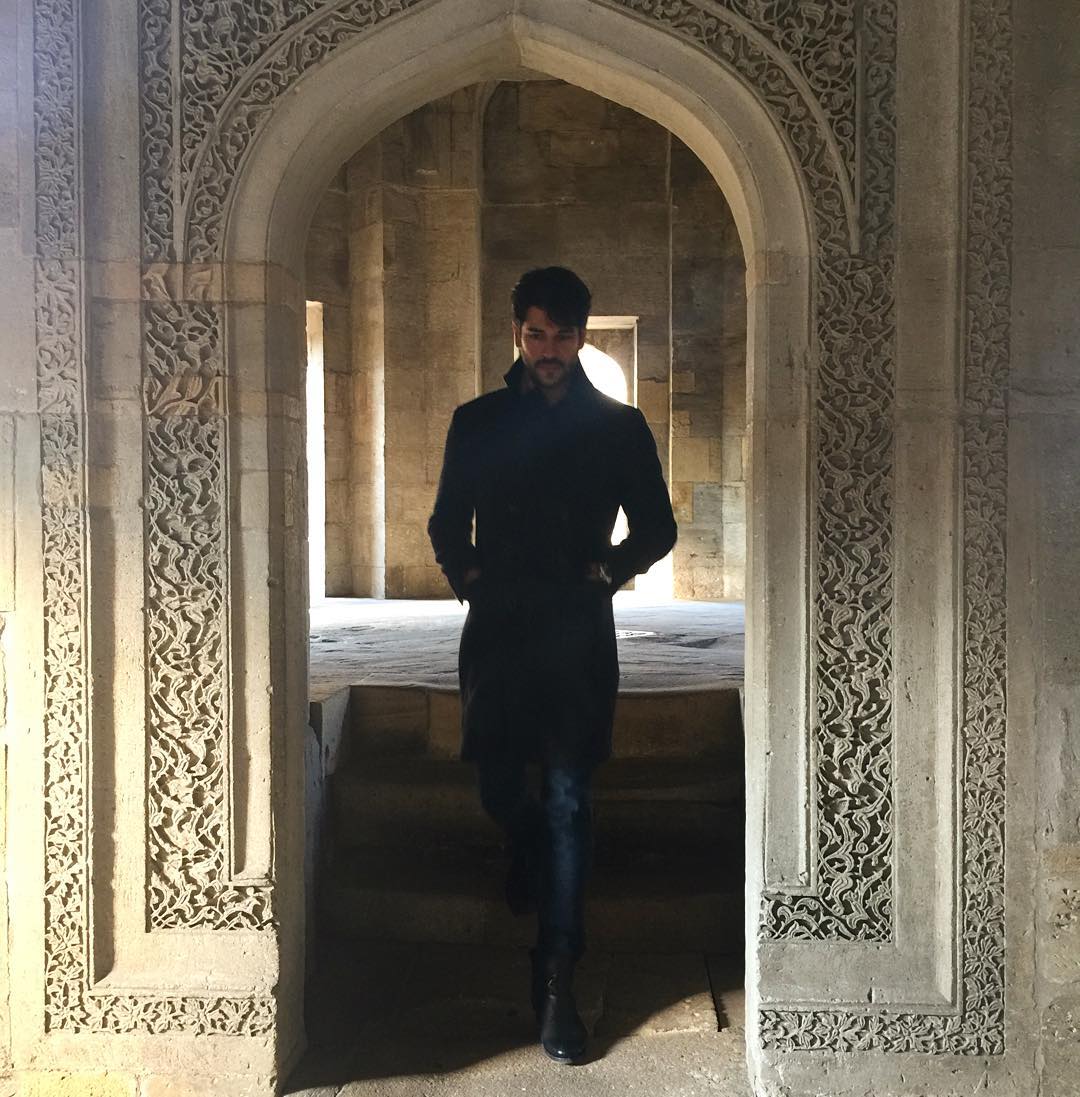 Прогулка Бурака Озчивита по Баку (ФОТО)