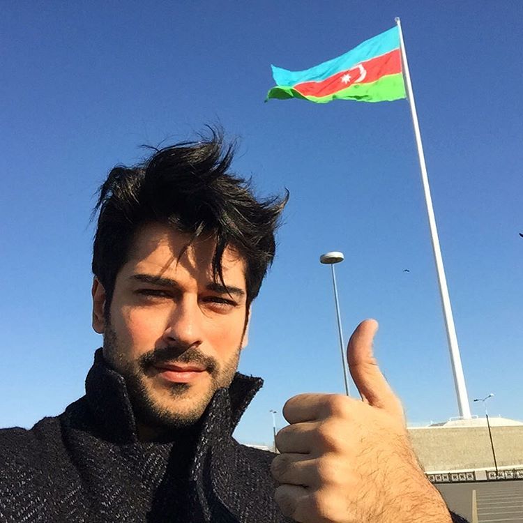 Прогулка Бурака Озчивита по Баку (ФОТО)