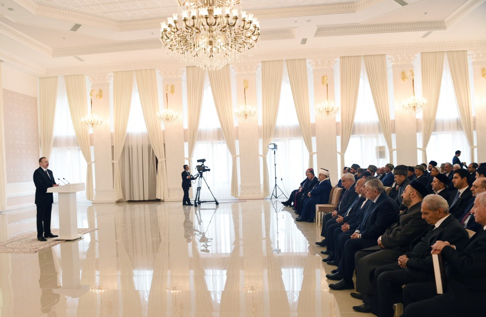 Президент Азербайджана ознакомился в Гяндже с условиями в религиозном комплексе «Имамзаде» после реконструкции