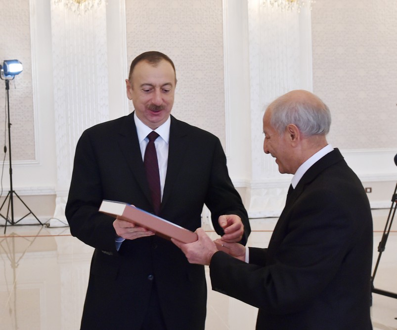 Президент Азербайджана ознакомился в Гяндже с условиями в религиозном комплексе «Имамзаде» после реконструкции