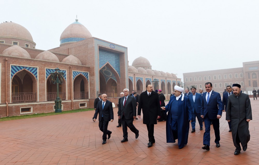 Президент Азербайджана ознакомился в Гяндже с условиями в религиозном комплексе «Имамзаде» после реконструкции