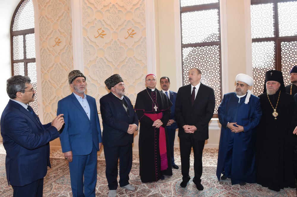 Президент Азербайджана ознакомился в Гяндже с условиями в религиозном комплексе «Имамзаде» после реконструкции