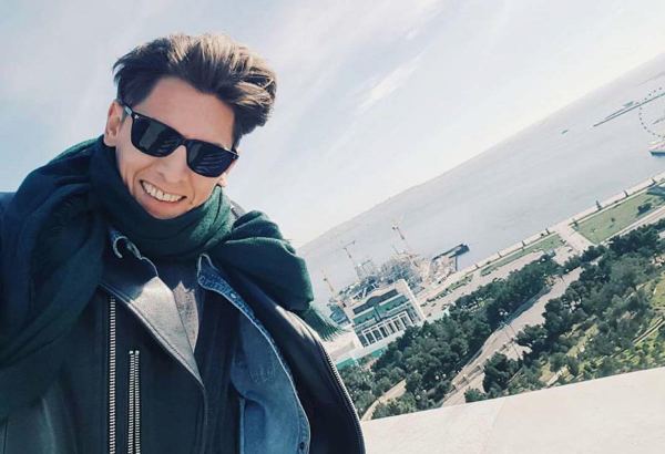 Известный стилист из Баку рассказал Андрею Малахову как проводит карантин (ВИДЕО)