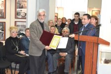 Ашраф Гейбат передал музею картину, посвященную Ходжалинской трагедии (ФОТО)