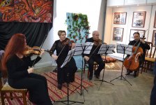 Ашраф Гейбат передал музею картину, посвященную Ходжалинской трагедии (ФОТО)