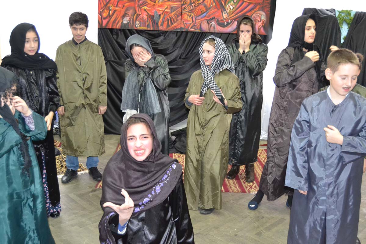 Ашраф Гейбат передал музею картину, посвященную Ходжалинской трагедии (ФОТО)