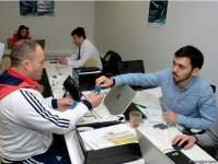 Делегации различных стран проходят аккредитацию на Кубок мира по прыжкам на батуте в Баку (ФОТОРЕПОРТАЖ)