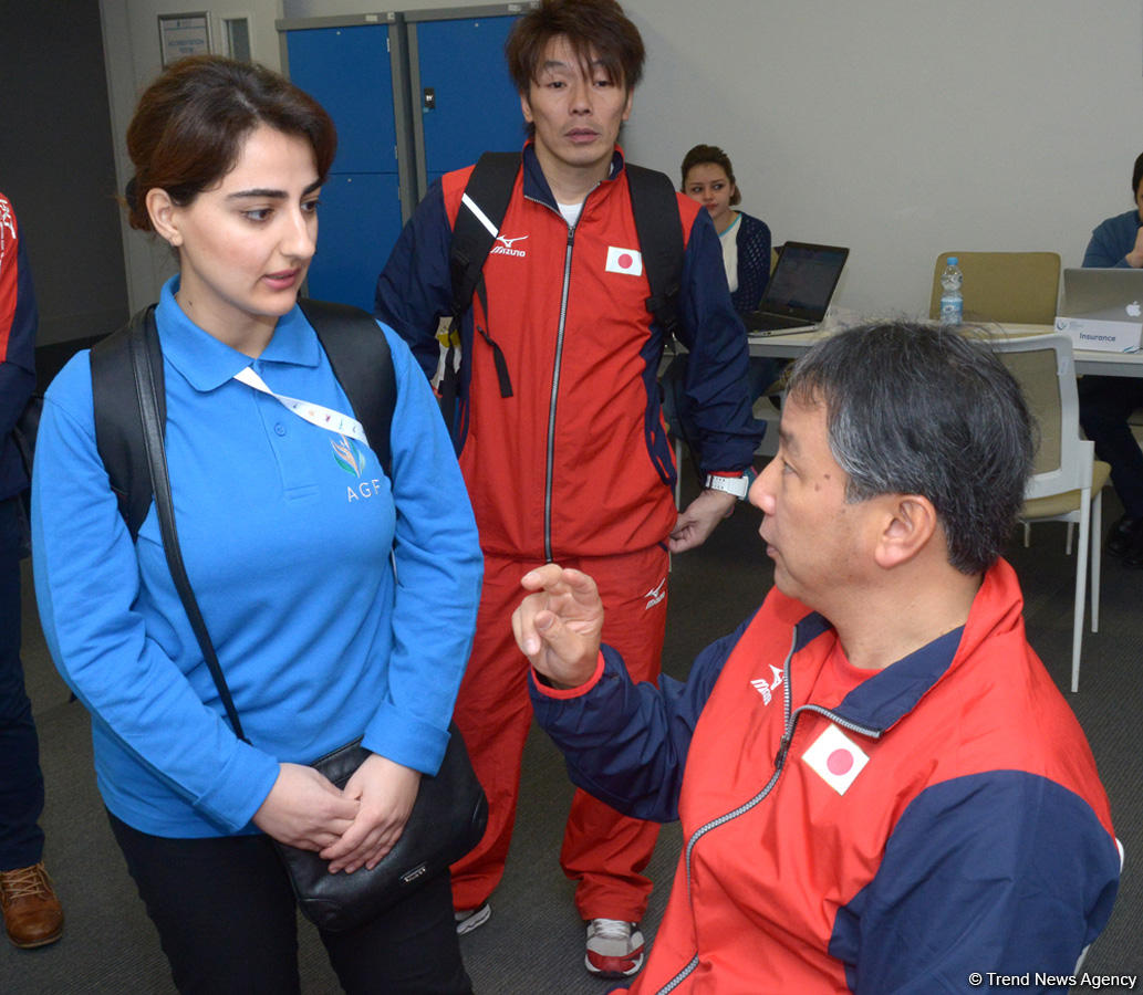 Делегации различных стран проходят аккредитацию на Кубок мира по прыжкам на батуте в Баку (ФОТОРЕПОРТАЖ)