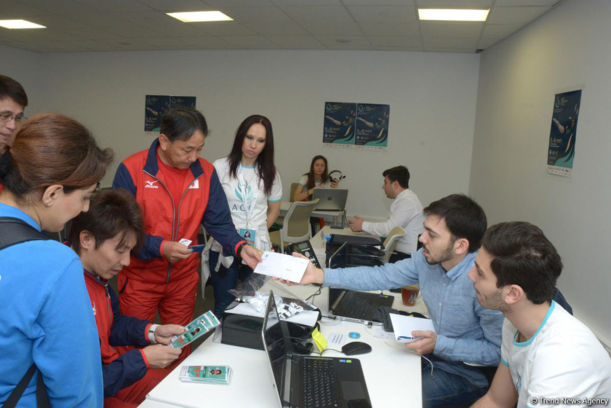 Делегации различных стран проходят аккредитацию на Кубок мира по прыжкам на батуте в Баку (ФОТОРЕПОРТАЖ)