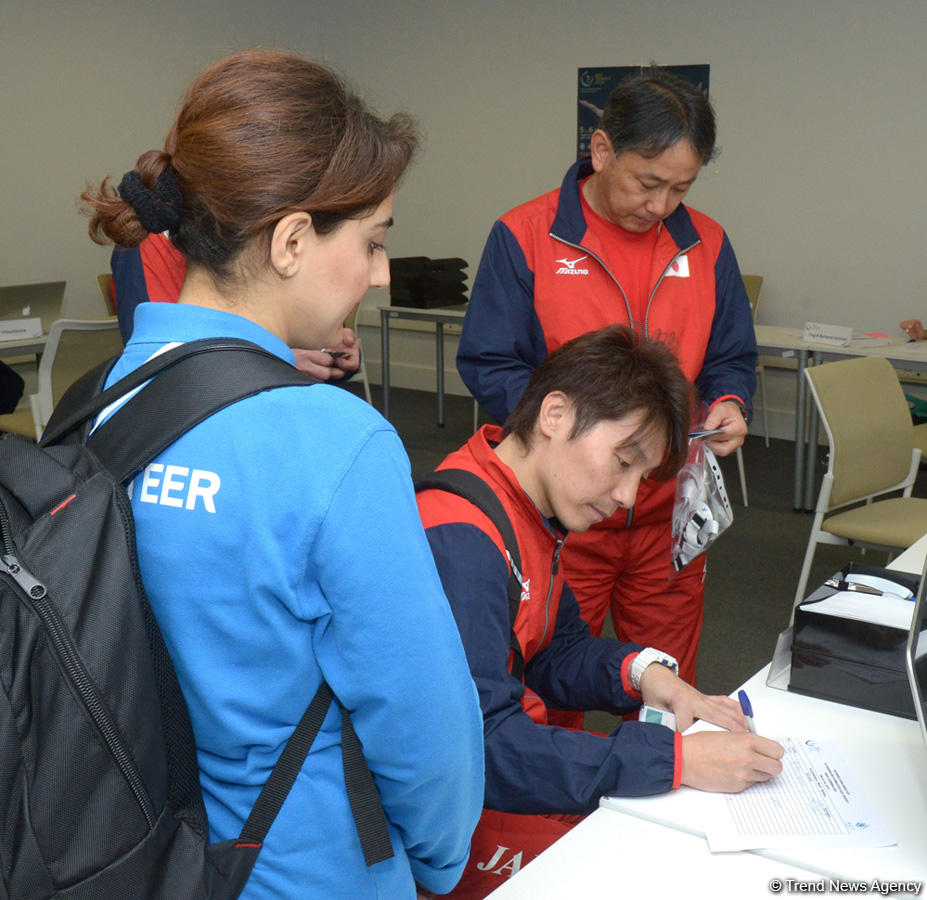 Делегации различных стран проходят аккредитацию на Кубок мира по прыжкам на батуте в Баку (ФОТОРЕПОРТАЖ)