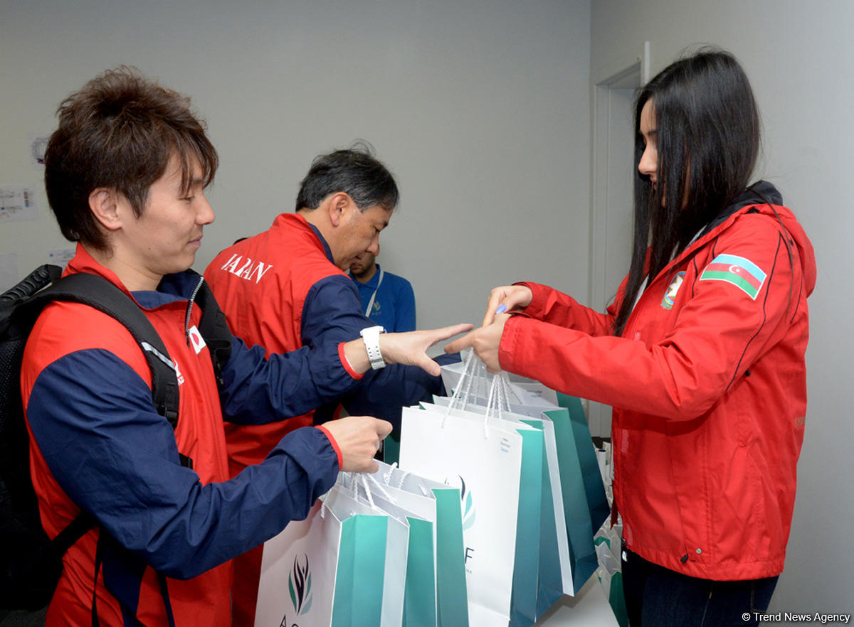 Делегации различных стран проходят аккредитацию на Кубок мира по прыжкам на батуте в Баку (ФОТОРЕПОРТАЖ)