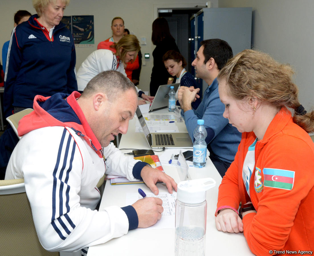 Делегации различных стран проходят аккредитацию на Кубок мира по прыжкам на батуте в Баку (ФОТОРЕПОРТАЖ)