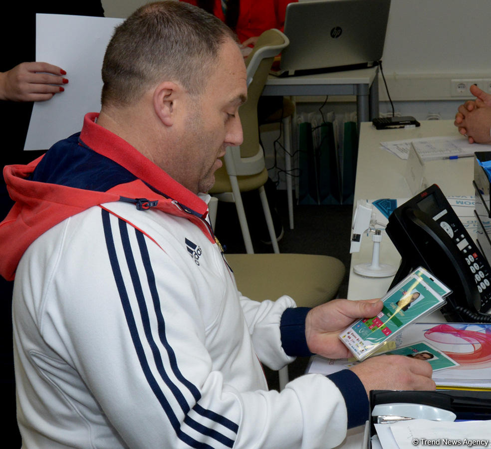 Делегации различных стран проходят аккредитацию на Кубок мира по прыжкам на батуте в Баку (ФОТОРЕПОРТАЖ)