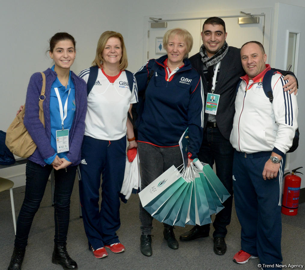 Делегации различных стран проходят аккредитацию на Кубок мира по прыжкам на батуте в Баку (ФОТОРЕПОРТАЖ)