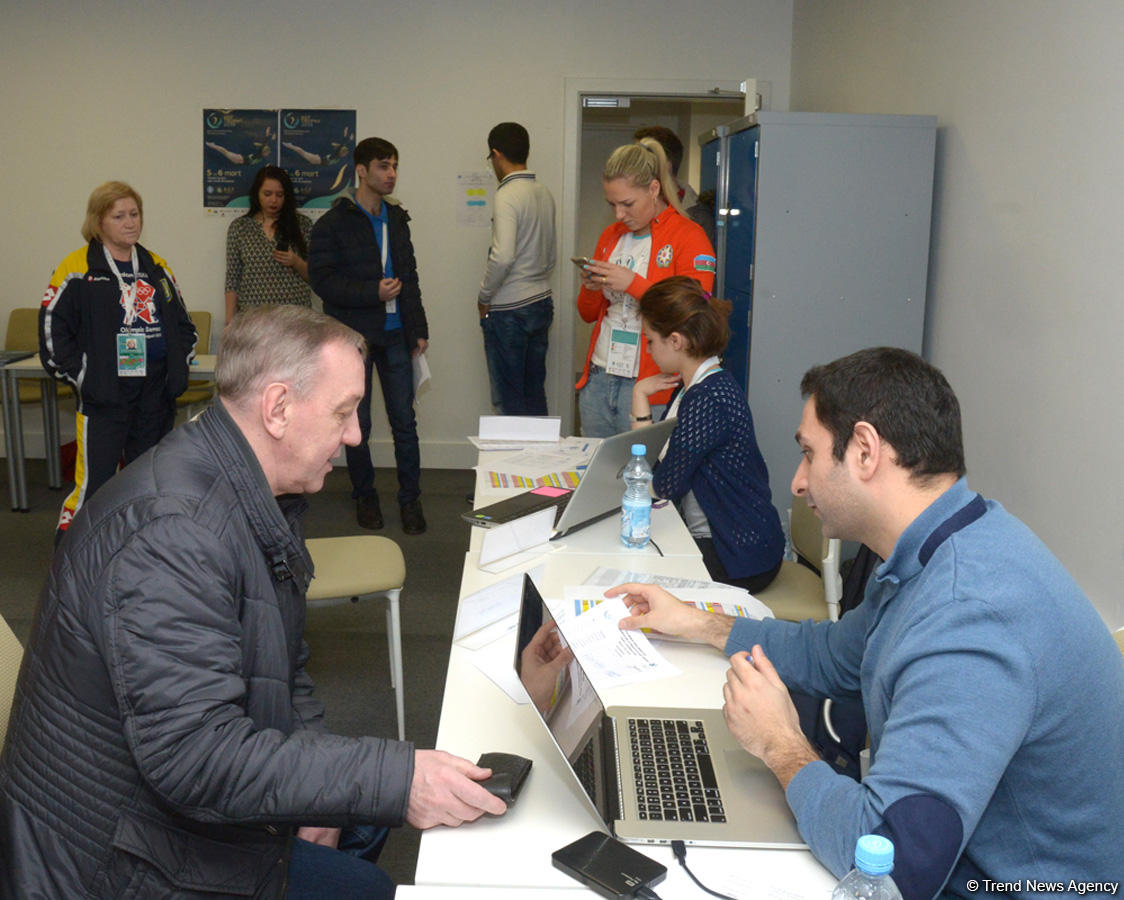 Делегации различных стран проходят аккредитацию на Кубок мира по прыжкам на батуте в Баку (ФОТОРЕПОРТАЖ)