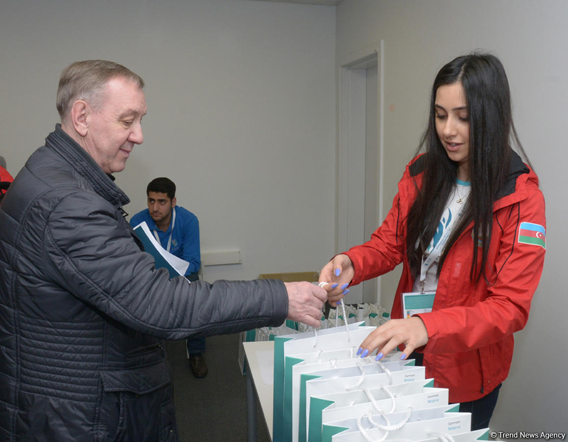 Делегации различных стран проходят аккредитацию на Кубок мира по прыжкам на батуте в Баку (ФОТОРЕПОРТАЖ)