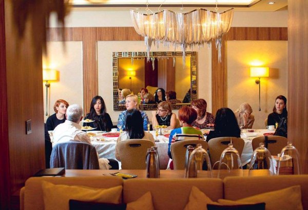 "Не выглядеть молодым, а быть молодым" - интересная встреча в Баку (ФОТО, ВИДЕО)