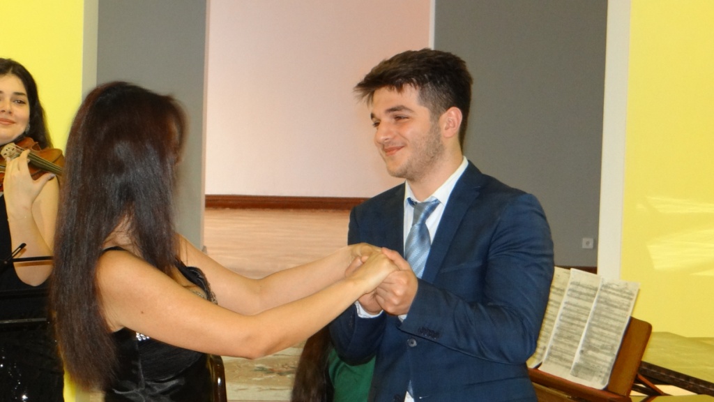 Весенние поздравления в Баку (ФОТО)