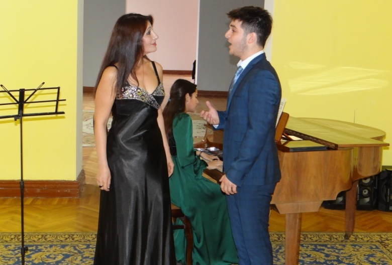 Весенние поздравления в Баку (ФОТО)