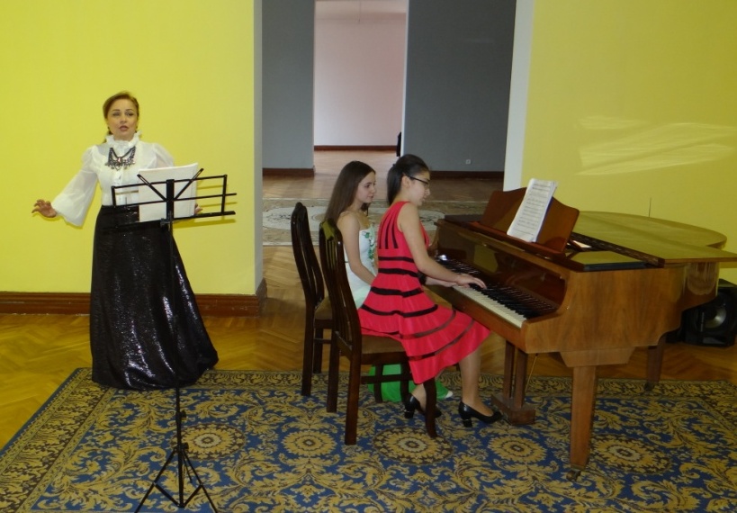 Весенние поздравления в Баку (ФОТО)