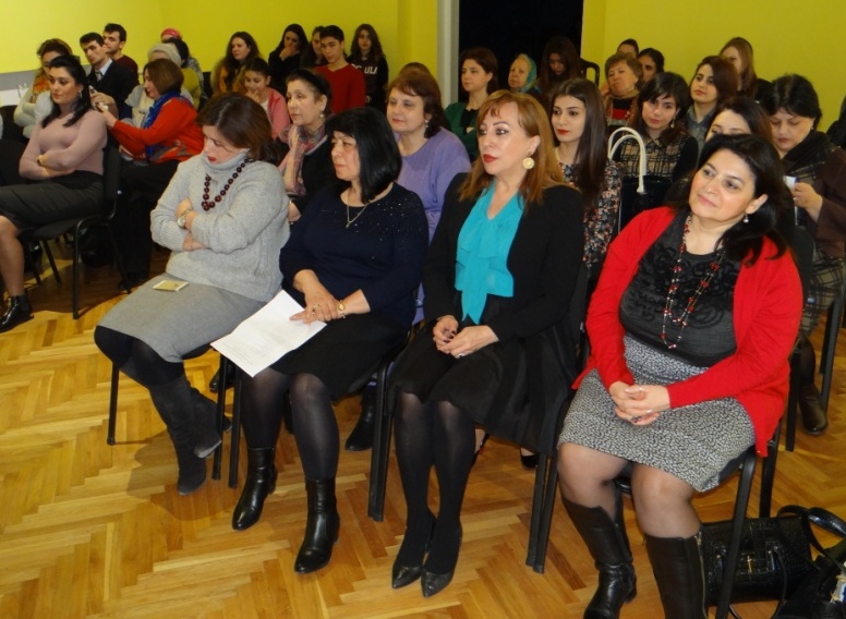 Весенние поздравления в Баку (ФОТО)