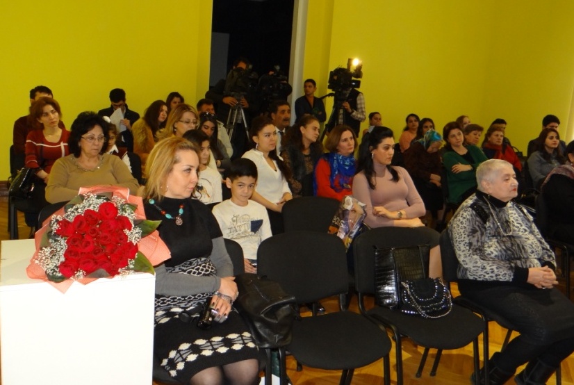 Весенние поздравления в Баку (ФОТО)