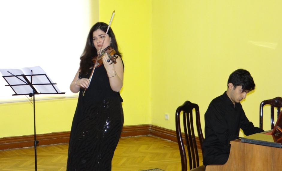 Весенние поздравления в Баку (ФОТО)