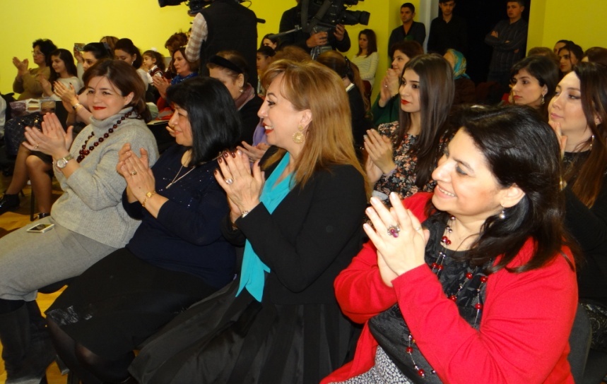 Весенние поздравления в Баку (ФОТО)