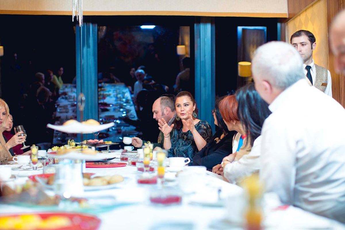 "Не выглядеть молодым, а быть молодым" - интересная встреча в Баку (ФОТО, ВИДЕО)