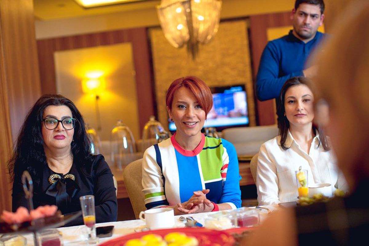 "Не выглядеть молодым, а быть молодым" - интересная встреча в Баку (ФОТО, ВИДЕО)