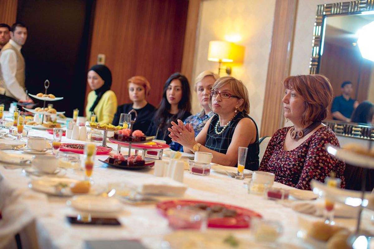 "Не выглядеть молодым, а быть молодым" - интересная встреча в Баку (ФОТО, ВИДЕО)