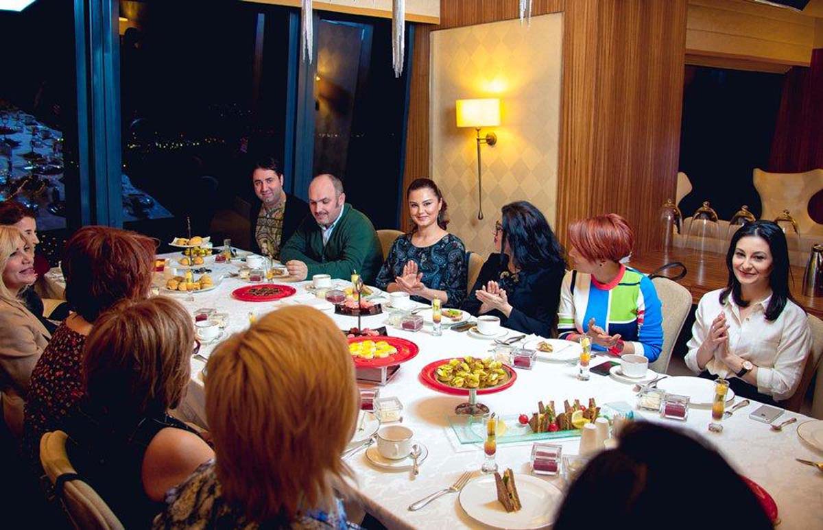 "Не выглядеть молодым, а быть молодым" - интересная встреча в Баку (ФОТО, ВИДЕО)